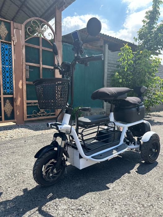 Скутер электрический  в хорошем состоянии / 2025