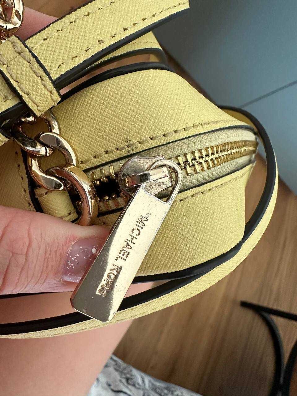 Michael Kors Чанта с презрамки  в жълт цвят