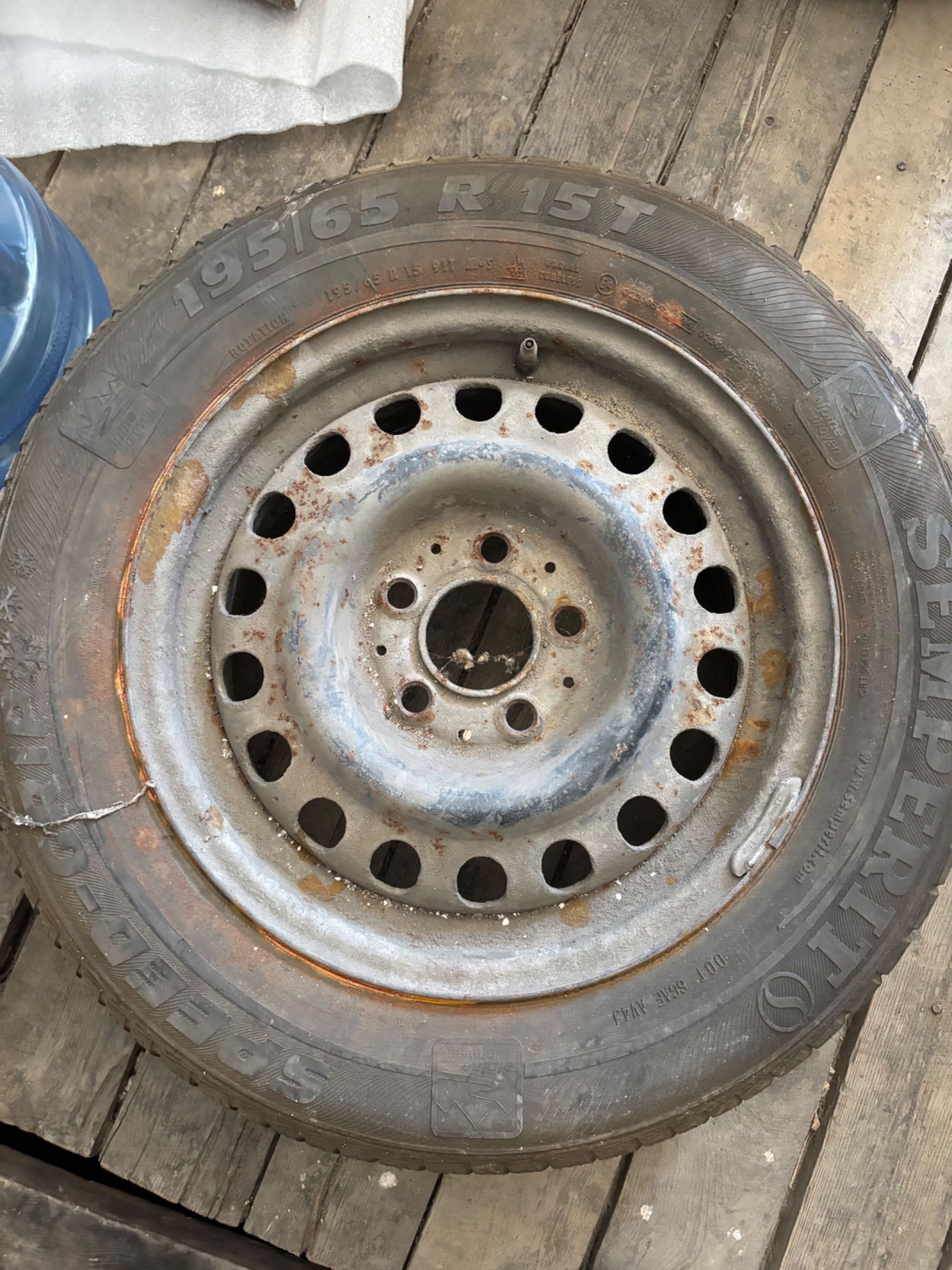 Продам шины  YOKOHAMA и SEMPERIT 195/65 R15 с штампованными дисками
