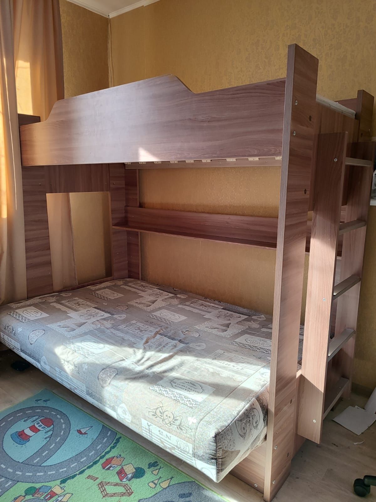 Двухэтажная кровать с матрасом в отличном состоянии