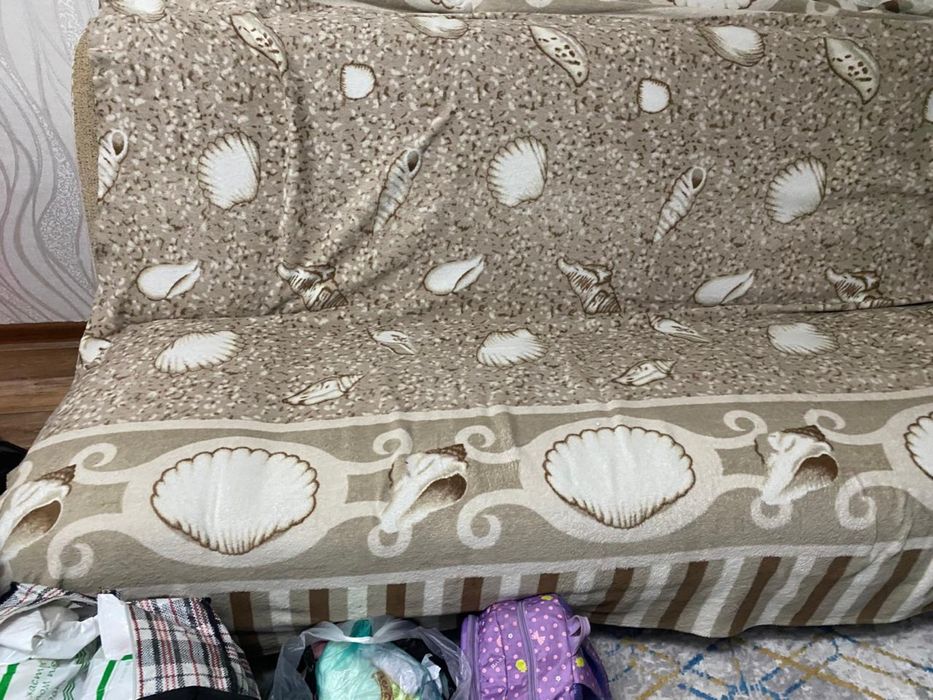 Продам диван за 5000 тысяч тенге.