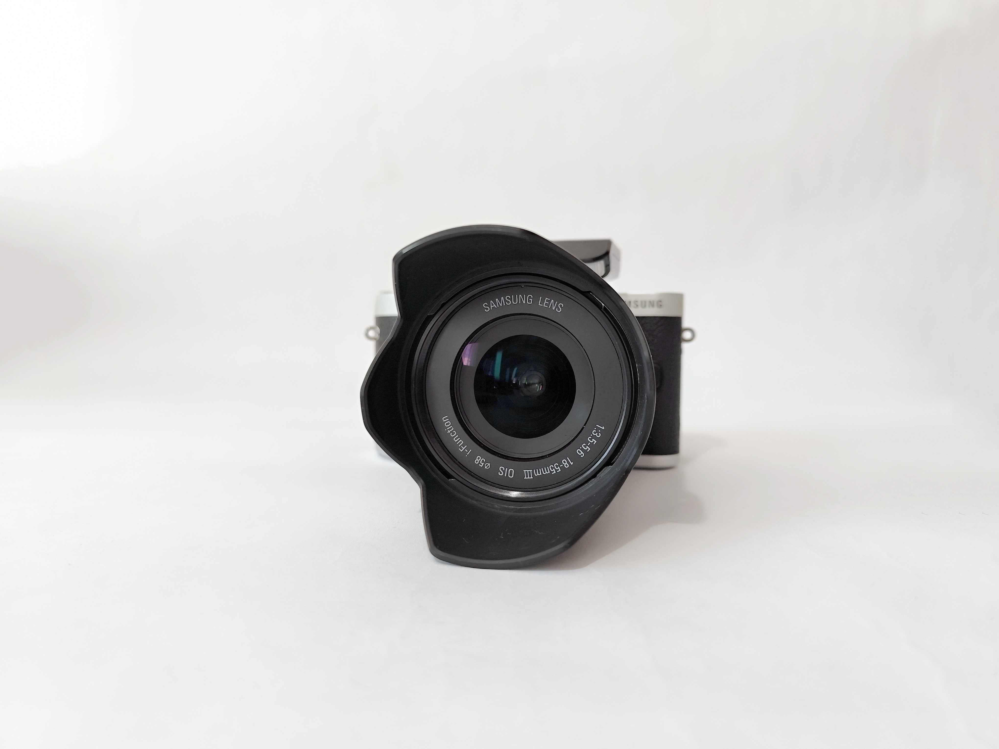 Фотоапарат Samsung NX300M - 20.3 mp, отлично състояние, малък статив