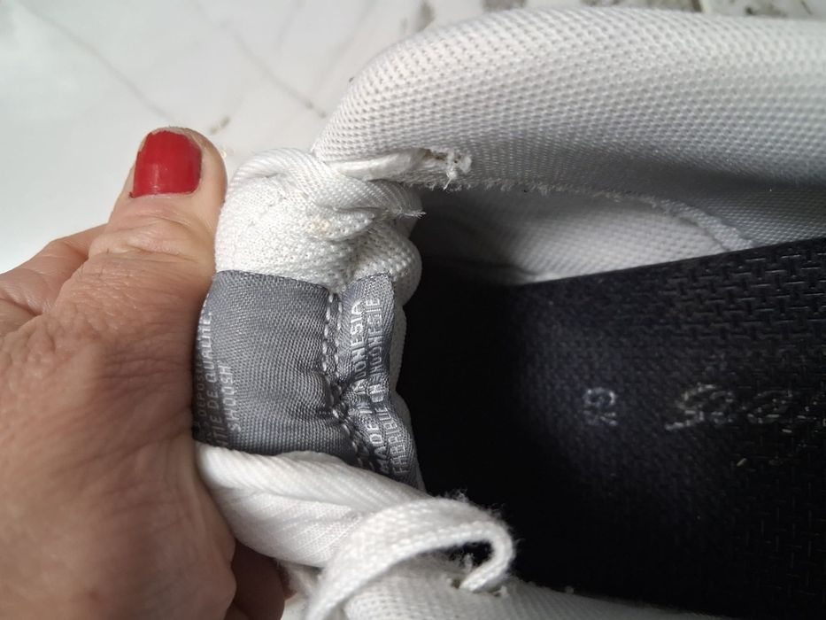 Vând adidasi piele.