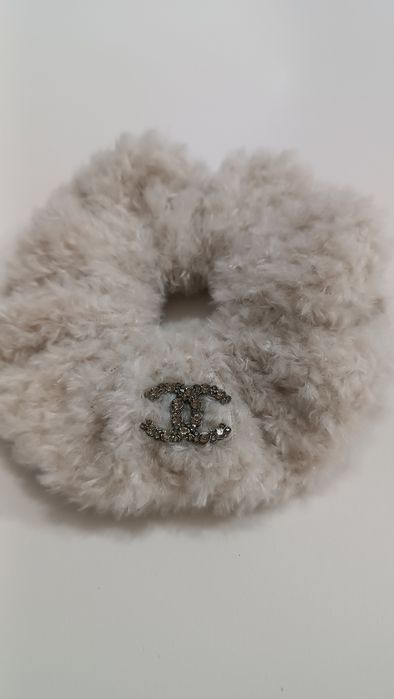 Пухкаво скрънчи Chanel