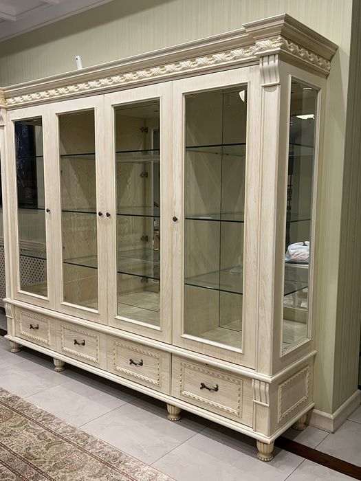 Столовый комплект мебели из дерева