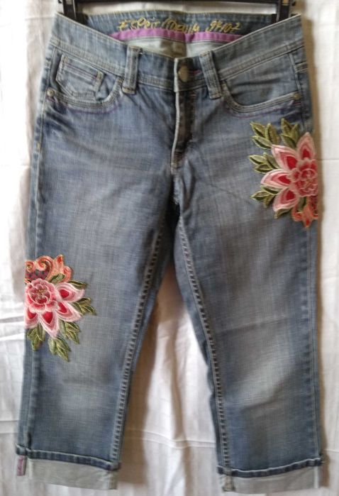 Blugi 3/4 Esprit cu aplicatii florale rosu alb verde auriu, masura 27