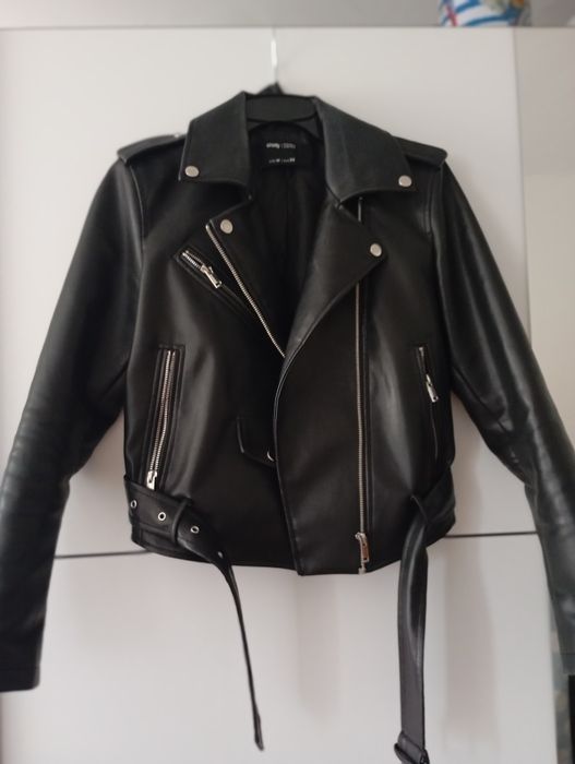 Vând Geacă de piele, purtată de câteva ori,e în stare Foarte bună.