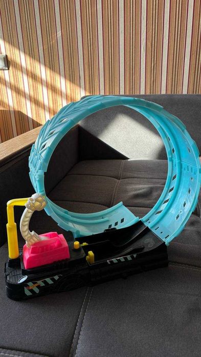 Большой набор Hot Wheels + трек с петлёй