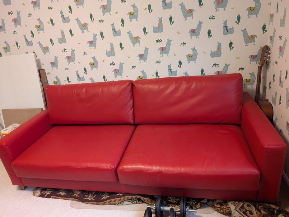 Червен диван от изкуствена кожа