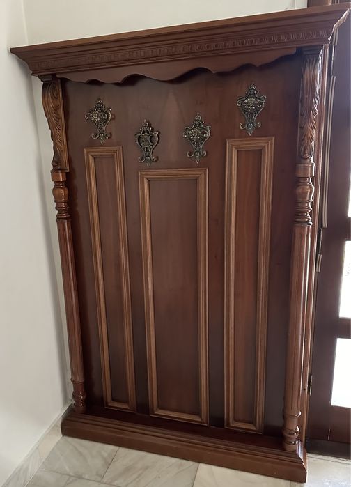 Vând cuier lemn masiv