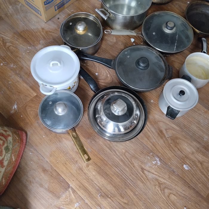 Кастрюли, сковородки, мантница