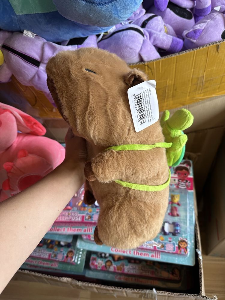 Jucarie de plus Capybara cu rucsac broscuta, aproximativ 40 cm, NOU