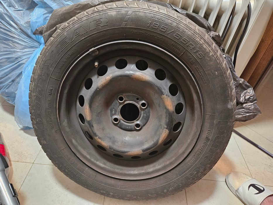 2 Jante complete cu cauciucuri Goodyear 185/65 R15 – stare bună!
