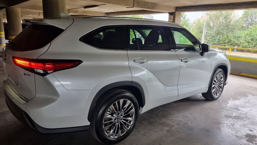 Toyota Highlander Limited Hybrid 2024 AWD ideal holatda!