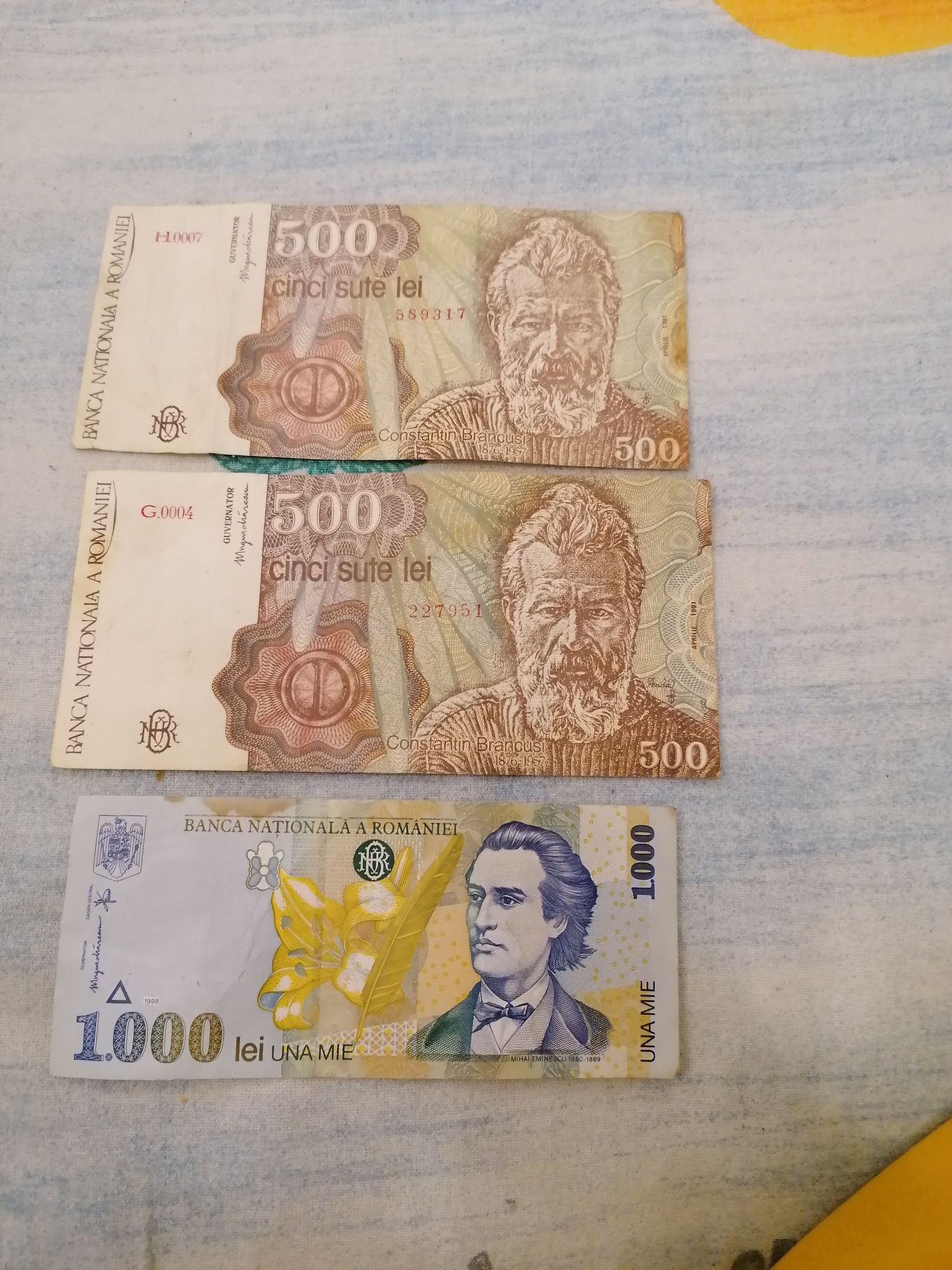 Bacnote vechi de 500 cu Constantin Brâncuși și de 1000 cu Mihai Emines