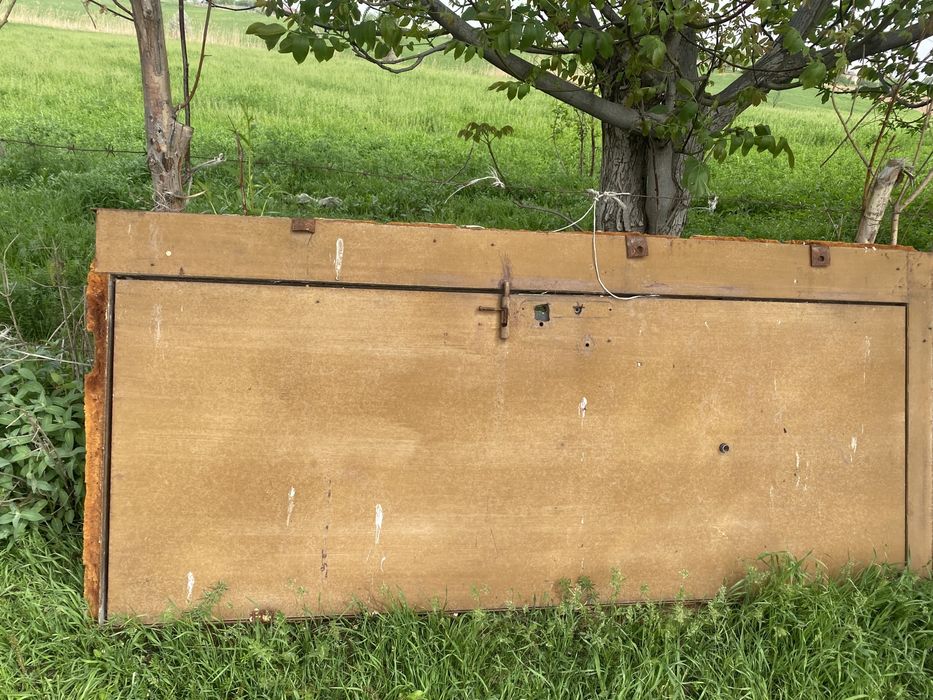 Дверь железный тежелый Адресс недалека рынок Жыбек