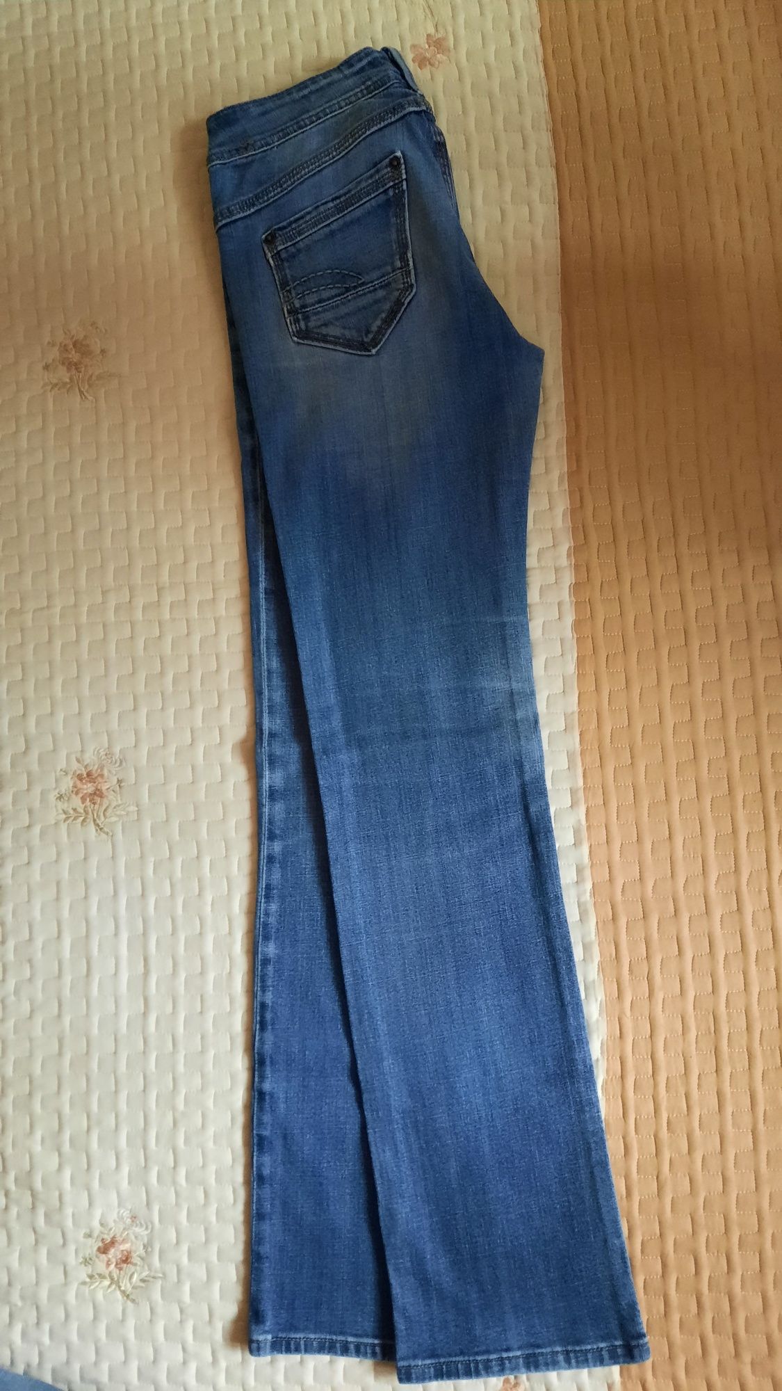 Продам женские джинсы 3 пары