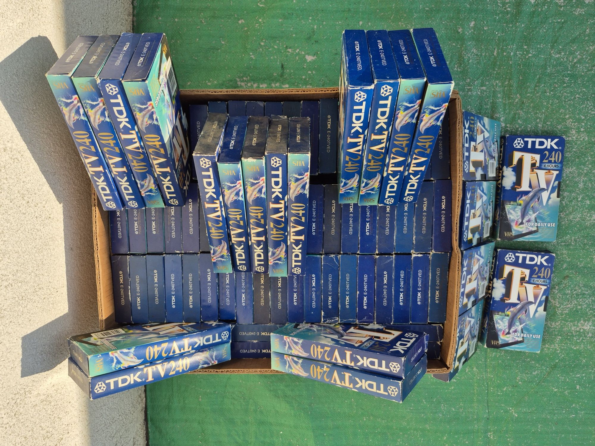 Vând o colecție de 44 casete video VHS originale TDK de 240 minute