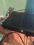 Xbox 360 E cu maneta acumulator și cablu de alimentare
