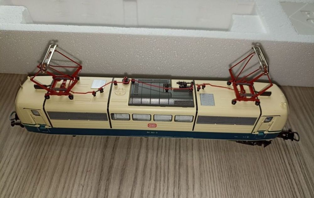 Locomotiva digitala Roco br151
Tracțiune integrală pe toate axele 
D