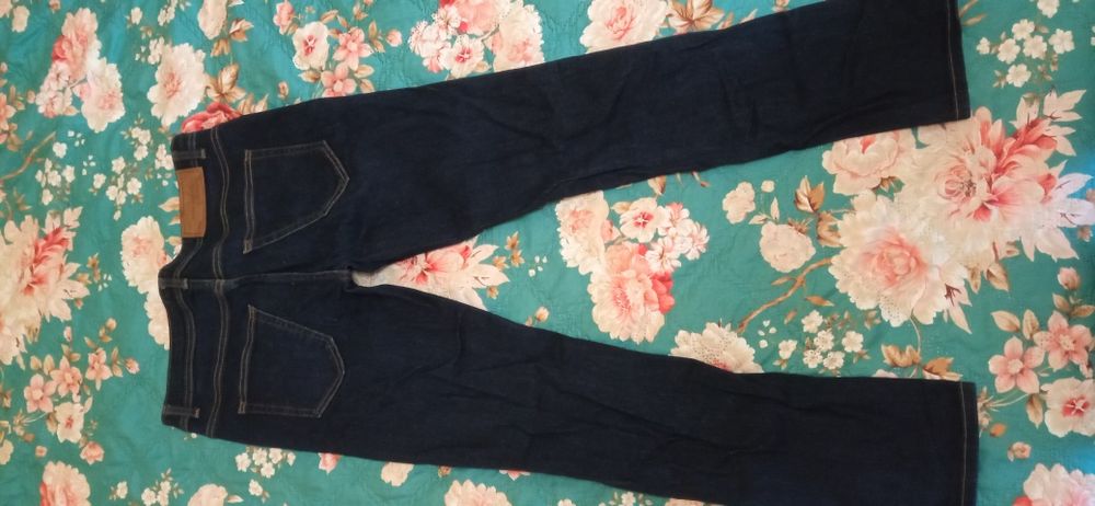 Vând blugi băieți