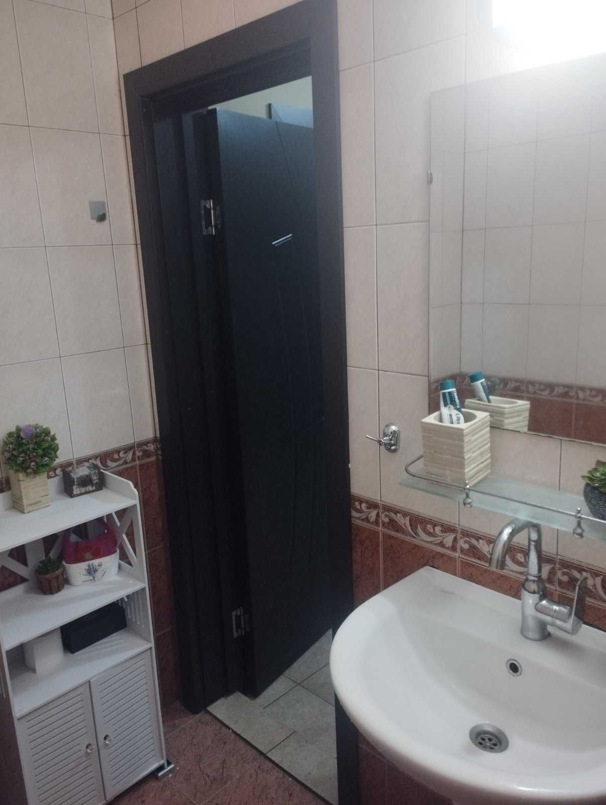 Продавам двустаен обзаведен апартамент в кв. Сарафово