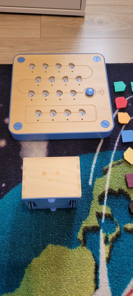 Cubetto - robot din lemn programabil Montessori fara ecran