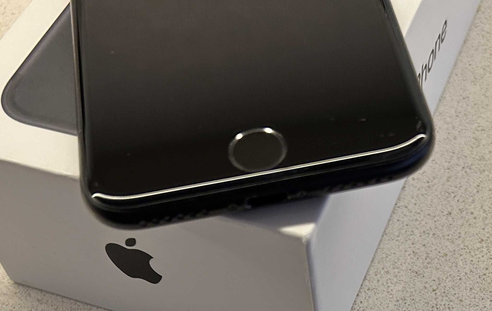 iPhone 7 128gb black-отличен. Нищо по него не е подменяно.