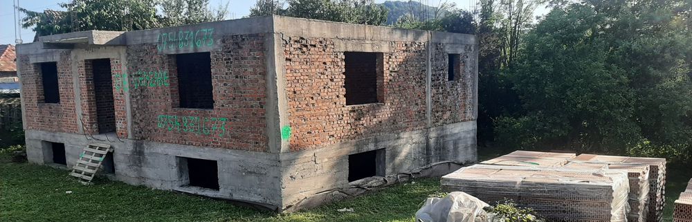 Vând casă 4 dormitoare și 2 livinguri