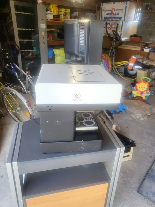 Принтер за рисуване върху кафе и млечни продукти