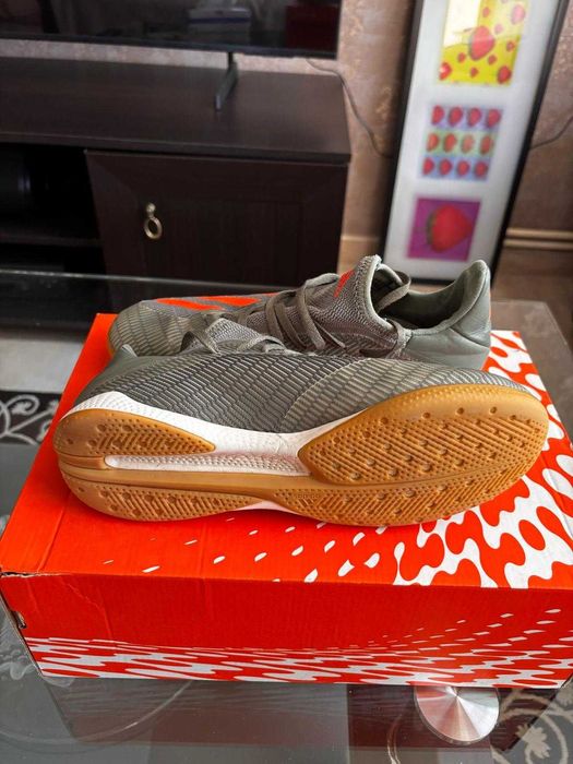 Adidasi Adidas de fotbal/ futsal, marimea 40