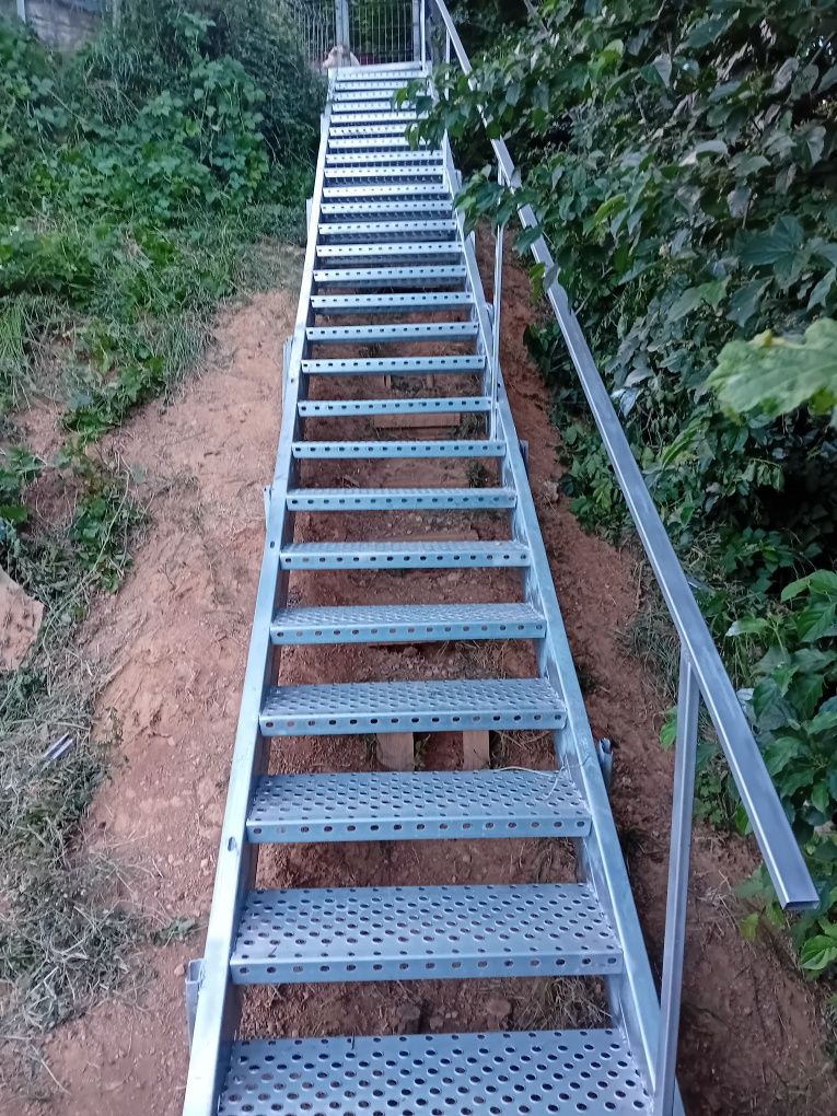 Scara metalica zincata exteriora în curte
