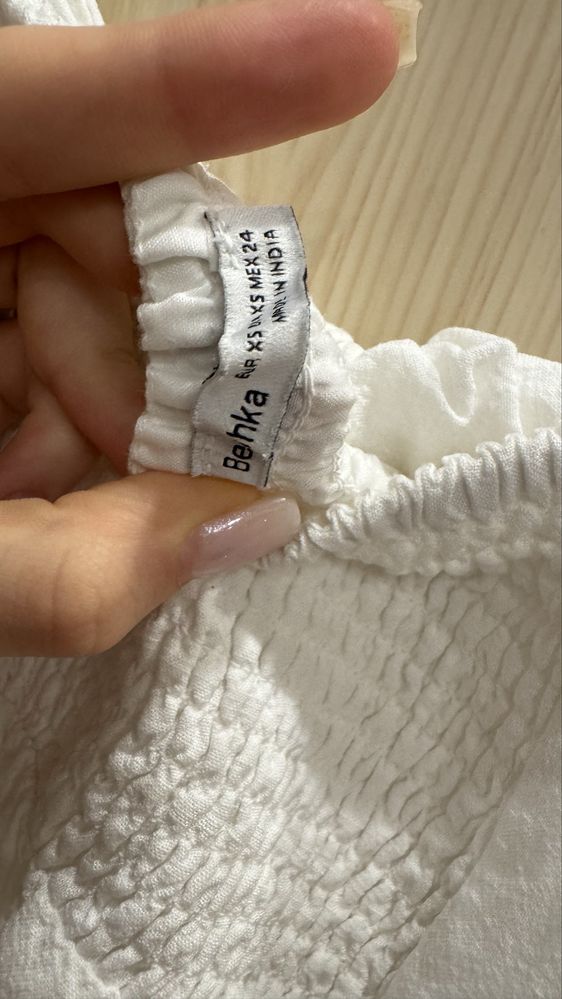 Къся бяла ленена рокля Bershka