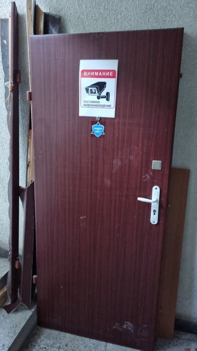 Метална врата с каса
