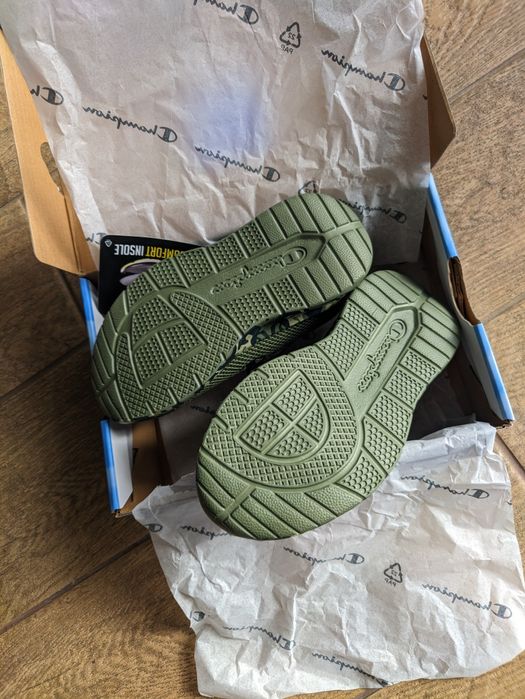 Vând adidași Champions