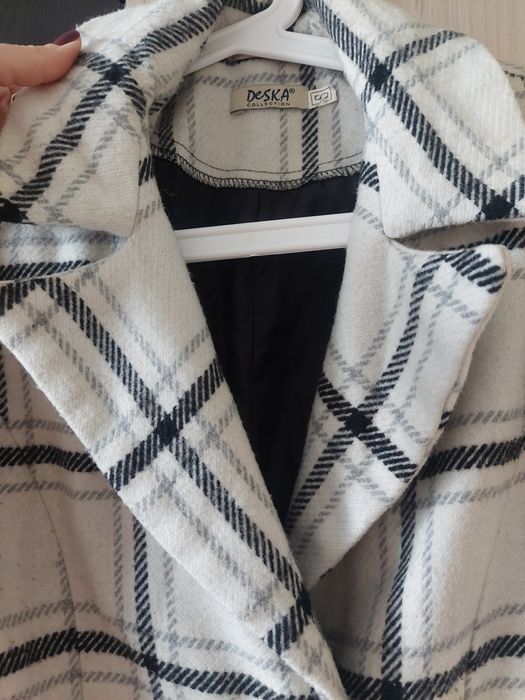 Стилно дамско палто в каре