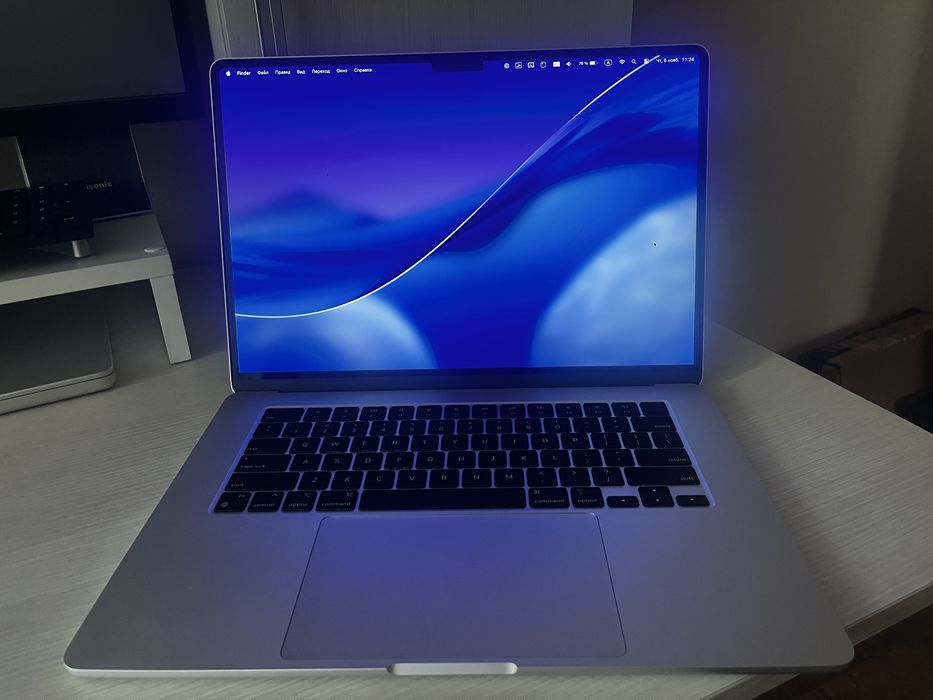 Продам Macbook Air 15"