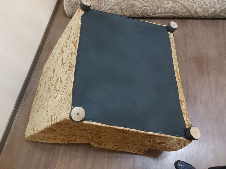 Срочно продам диван и 2 кресло в среднем состоянии