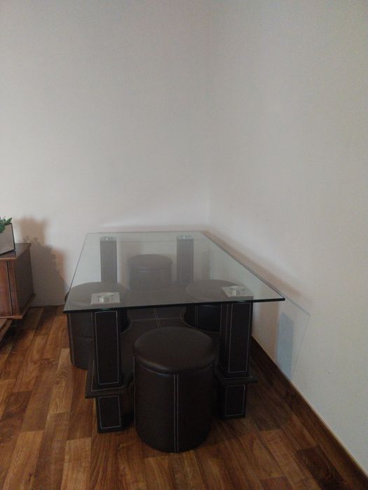 Masă de cafea modernă cu blat de sticlă + 4 taburete elegante – stare