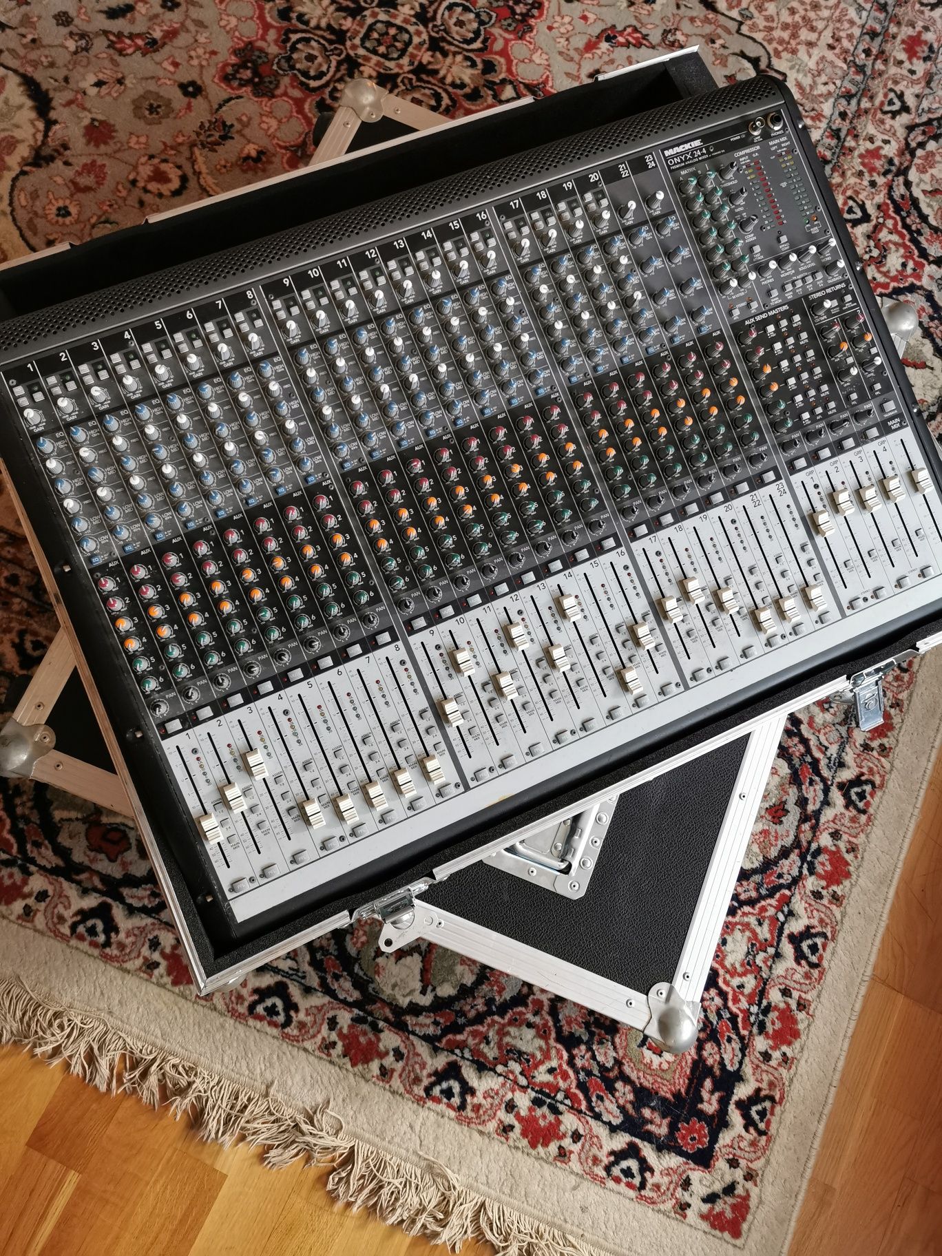 Mixer audio 24 canale + carcasa