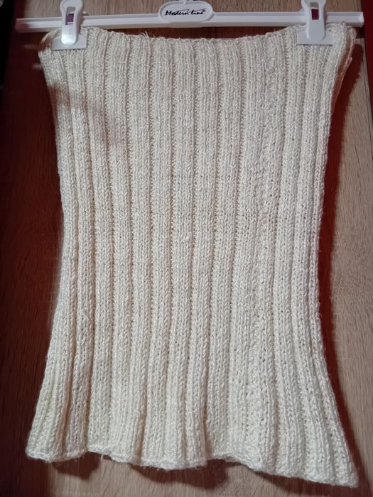 Vând costumase, veste, gâtar impletite în casa din melana