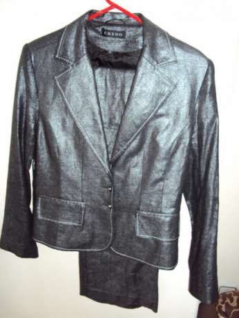 Продавам дамски костюм Credo