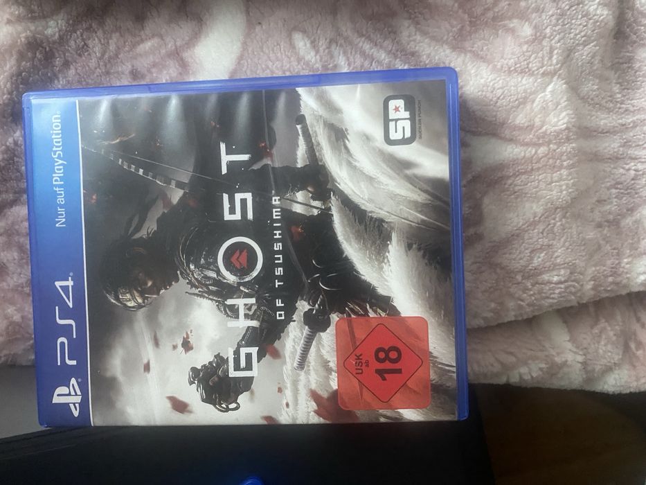 Ps4 pro in stare buna + 3 jocuri pe CD si inca 2 descarcate