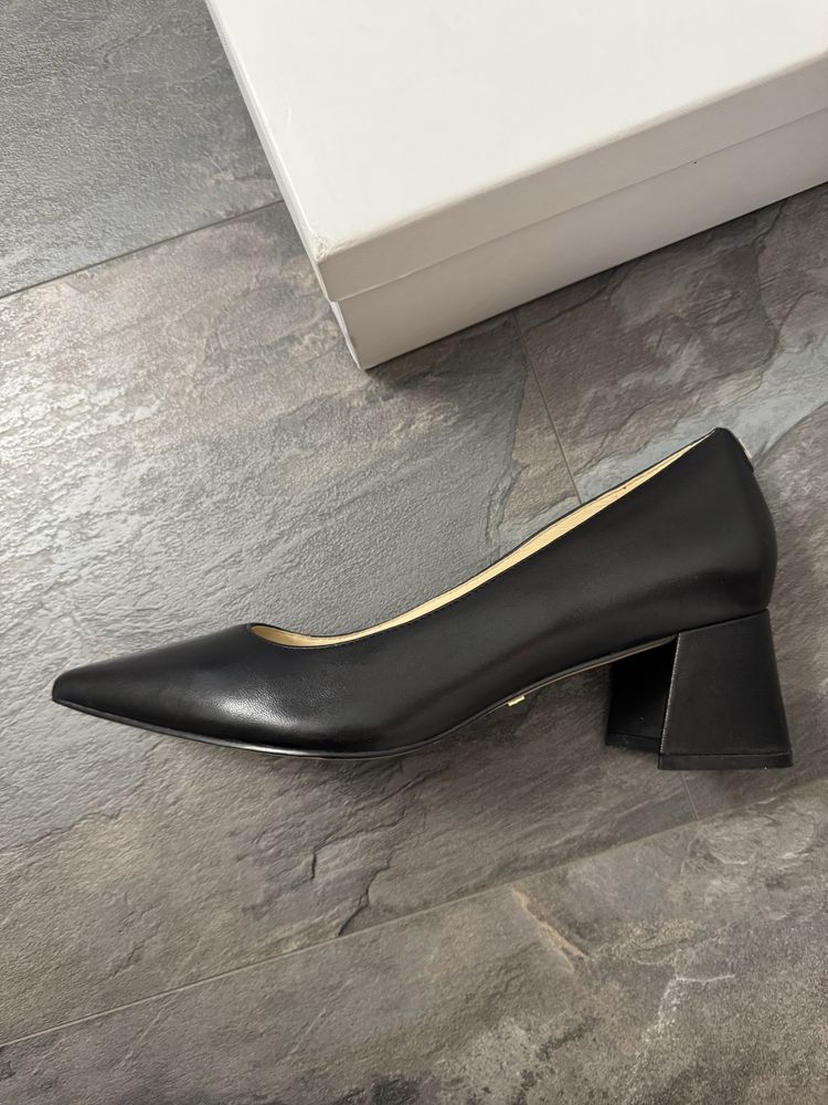 Обувки на ток Guess 40