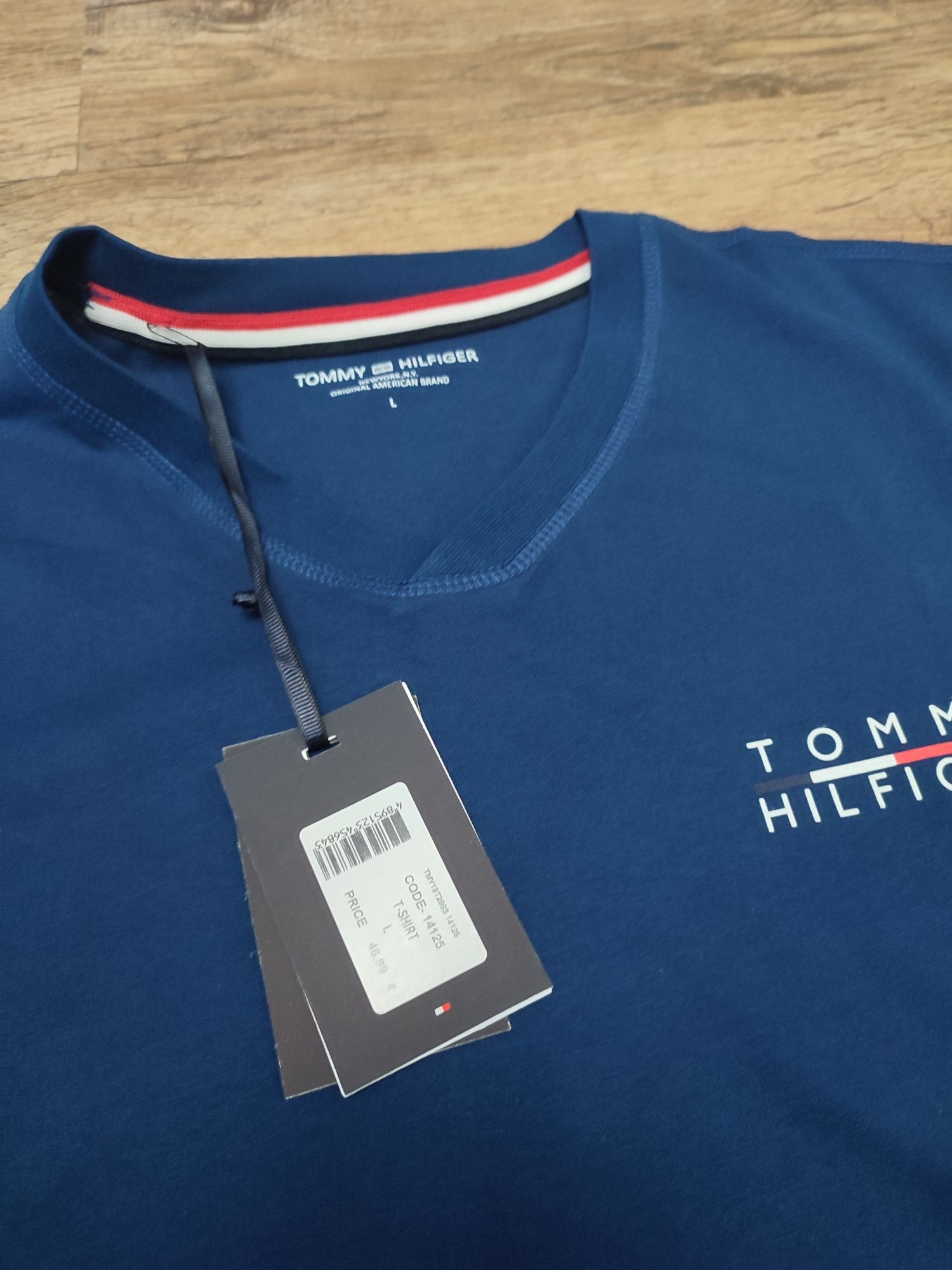 Tricou Tommy Hilfiger.