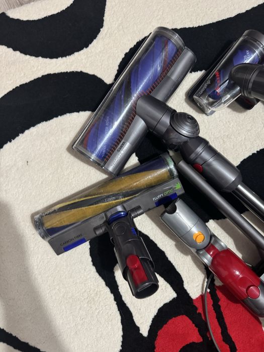 Aspirator v12 slim cu accesorii.