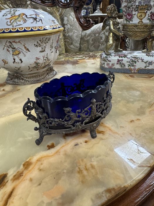 Solnita veche in montura de bronz si sticla cobalt