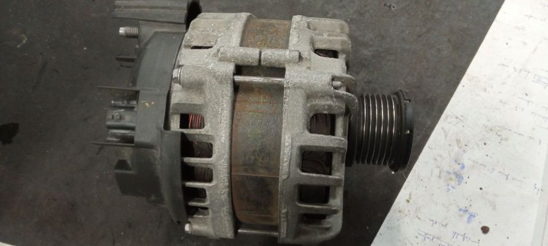 Vând alternator Renault Nissan