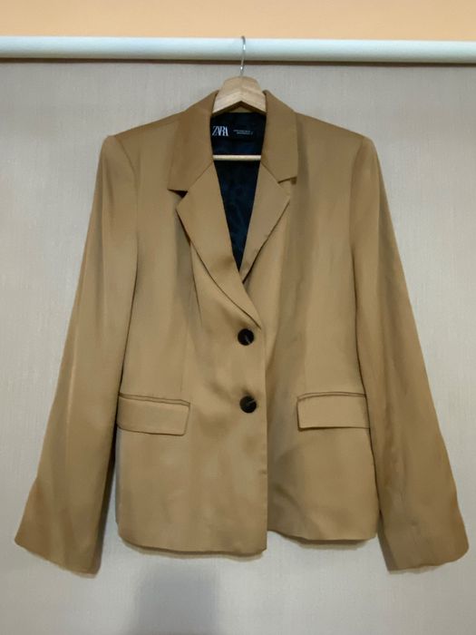 Zara бежово сатенени сако