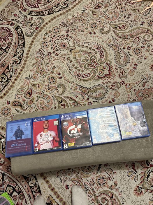 Продам PS 4 c играми